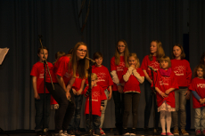 Kinderchor mit Chorleiterin