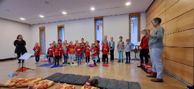 Kinderchor und Flötenkinder